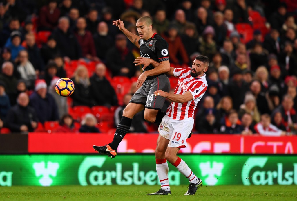 STOKE ON TRENT, ENGLAND - DECEMBER 14: Oriol Romeu of Southampton (L) and Jonathan Walters of Stoke City (R) battle for possession during the Premier League match between Stoke City and Southampton at Bet365 Stadium on December 14, 2016 in Stoke on Trent, England. (Photo by Gareth Copley/Getty Images)