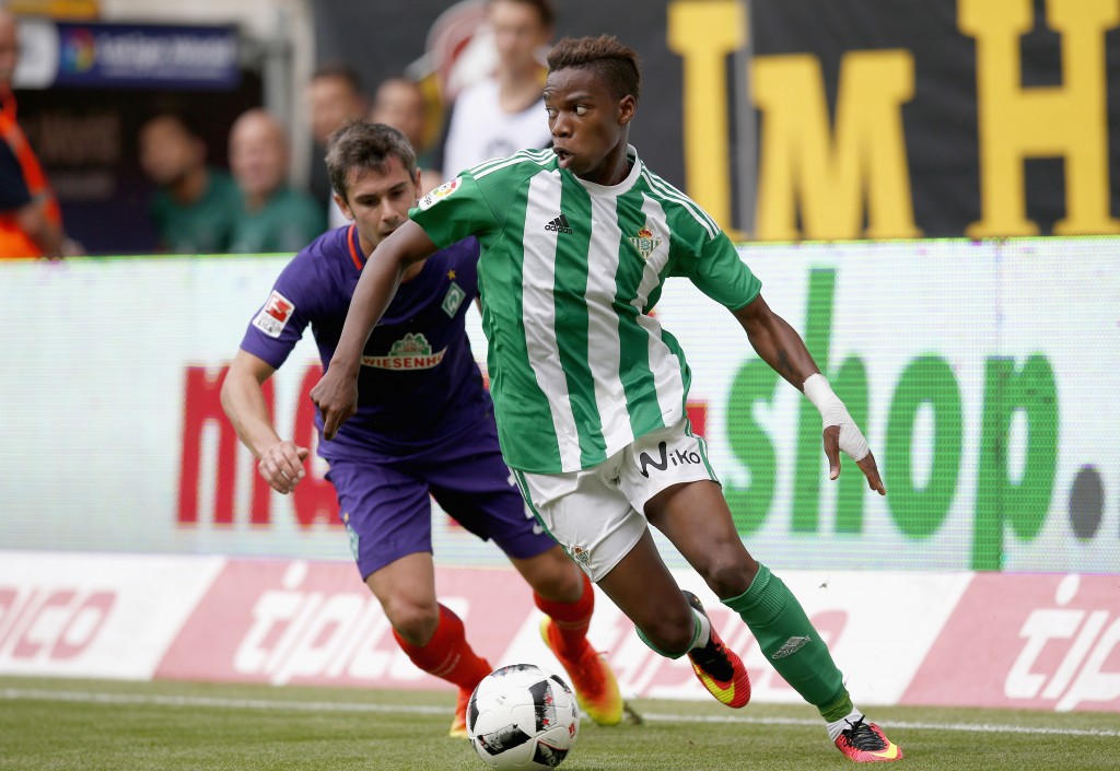 DRESDEN, GERMANY - JULY 29: Fin Bartels (L) of Werder Bremen challenges Charly Musonda (R) of Real Betis during the Bundeswehr Karriere Cup Dresden 2016 match between Werder Bremen and Real Betis at DDV-Stadion on July 29, 2016 in Dresden, Germany. (Photo by Boris Streubel/Bongarts/Getty Images)