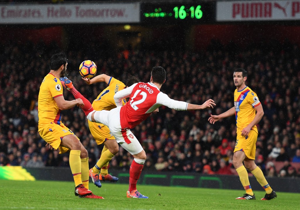 LONDON, ENGLAND - JANUARY 01: Olivier Giroud of Arsenal scores the opening goal during the Premier League match between Arsenal and Crystal Palace at the Emirates Stadium on January 1, 2017 in London, England. (Photo by Shaun Botterill/Getty Images)