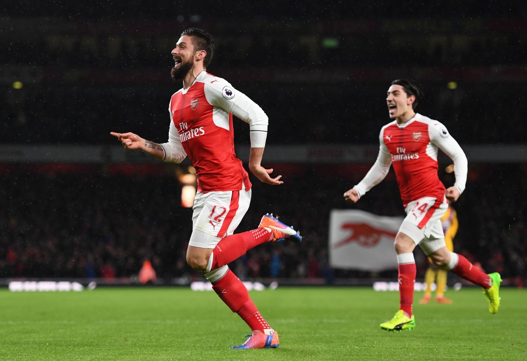 LONDON, ENGLAND - JANUARY 01: Olivier Giroud (L) of Arsenal celebrates with teammate Hector Bellerin (R) after scoring the opening goal during the Premier League match between Arsenal and Crystal Palace at the Emirates Stadium on January 1, 2017 in London, England. (Photo by Shaun Botterill/Getty Images)