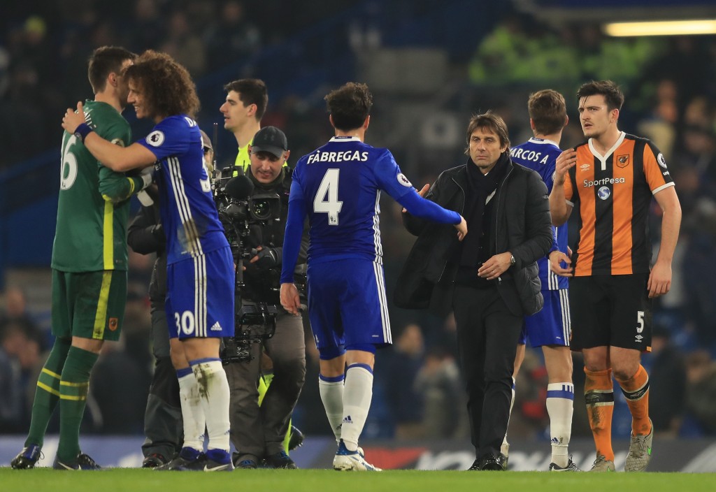 LONDON, ENGLAND - JANUARY 22: Antonio Conte (3rd R), Manager of Chelsea congratulates Cesc Fabregas (4th R) at the final whistle of the Premier League match between Chelsea and Hull City at Stamford Bridge on January 22, 2017 in London, England. (Photo by Richard Heathcote/Getty Images)