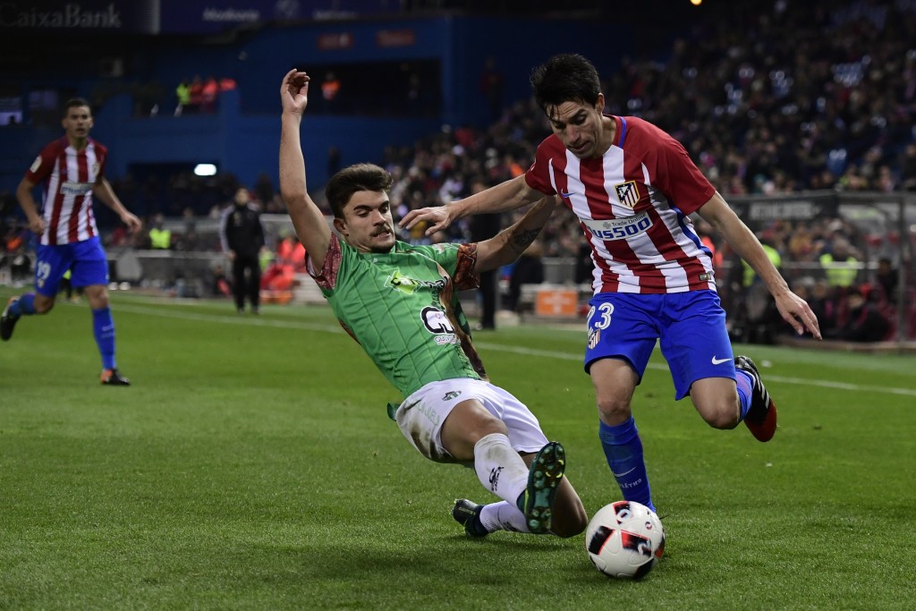 Atletico Madrid's Argentinian midfielder Nicolas Gaitan (R) vies with Guijuelo's defender Alvaro Perez during the Spanish Copa del Rey (King's Cup) round of 32 second leg football match Club Atletico de Madrid vs CD Guijuelo at the Vicente Calderon stadium in Madrid on December 20, 2016. / AFP / JAVIER SORIANO (Photo credit should read JAVIER SORIANO/AFP/Getty Images)