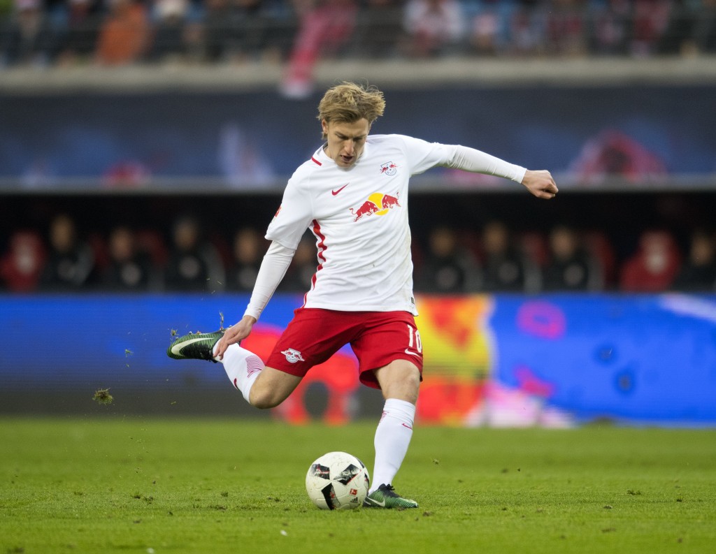 Leipzig´s Swedish forward Emil Forsberg plays during the German first division Bundesliga football match between RB Leipzig and Hertha BSC Berlin in Leipzig, eastern Germany on December 17, 2016. / AFP / Robert MICHAEL / RESTRICTIONS: DURING MATCH TIME: DFL RULES TO LIMIT THE ONLINE USAGE TO 15 PICTURES PER MATCH AND FORBID IMAGE SEQUENCES TO SIMULATE VIDEO. == RESTRICTED TO EDITORIAL USE == FOR FURTHER QUERIES PLEASE CONTACT DFL DIRECTLY AT + 49 69 650050 (Photo credit should read ROBERT MICHAEL/AFP/Getty Images)