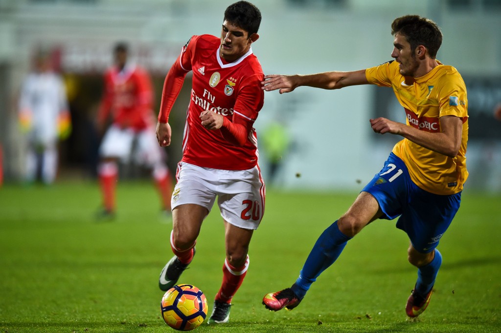 Benfica's forward Goncalo Guedes (L) vies with Estoril's Russian forward Konstatin Bazelyuk during the Portuguese league football match GD Estoril Praia vs SL Benfica at the Antonio Coimbra da Mota stadium in Estoril on December 17, 2016. / AFP / PATRICIA DE MELO MOREIRA (Photo credit should read PATRICIA DE MELO MOREIRA/AFP/Getty Images)