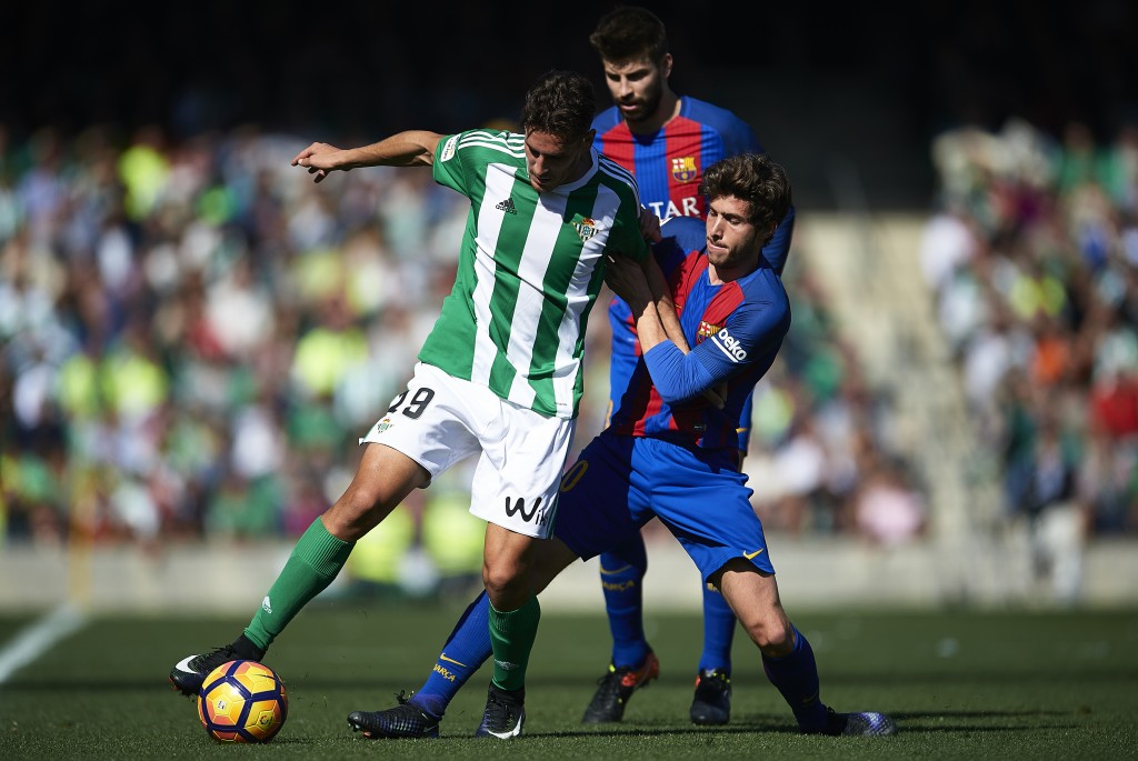 SEVILLE, SPAIN - JANUARY 29: Alex Alegria of Real Betis Balompie (L) competes for the ball with Sergio Roberto of FC Barcelona (R) during La Liga match between Real Betis Balompie and FC Barcelona at Benito Villamarin Stadium on January 29, 2017 in Seville, Spain. (Photo by Aitor Alcalde/Getty Images)