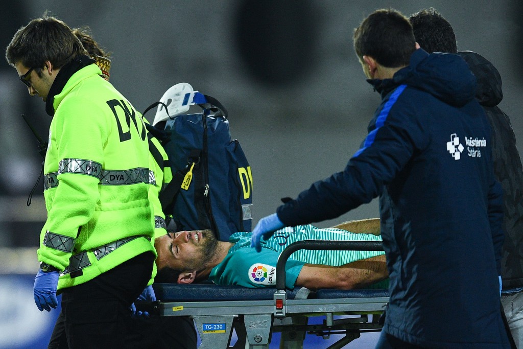 EIBAR, SPAIN - JANUARY 22: Sergio Busquets of FC Barcelona leaves the pitch on a stretcher after being injured during the La Liga match between SD Eibar and FC Barcelona at Ipurua stadium on January 22, 2017 in Eibar, Spain. (Photo by David Ramos/Getty Images)