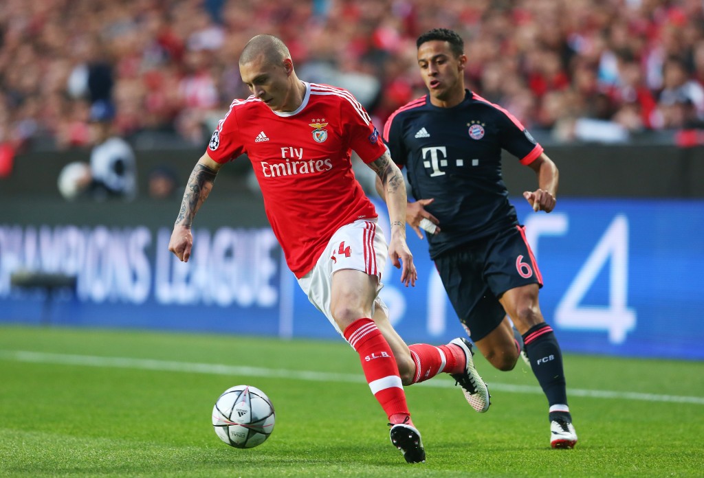 LISBON, PORTUGAL - APRIL 13: Victor Lindelof of Benfica is closed down by Thiago Alcantara of Bayern Muenchen during the UEFA Champions League quarter final second leg match between SL Benfica and FC Bayern Muenchen at Estadio da Luz on April 13, 2016 in Lisbon, Portugal. (Photo by Alexander Hassenstein/Bongarts/Getty Images)