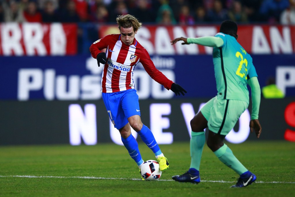 MADRID, SPAIN - FEBRUARY 01: Antoine Griezmann (L) of Atletico de Madrid competes for the ball with Samuel Umiti (R) of FC Barcelona during the Copa del Rey semi-final first leg match between Club Atletico de Madrid and FC Barcelona at Estadio Vicente Calderon on February 1, 2017 in Madrid, Spain. (Photo by Gonzalo Arroyo Moreno/Getty Images)
