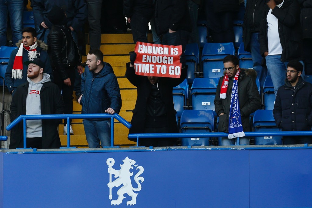 An Arsenal fan holds up a banner calling on Arsenal's French manager Arsene Wenger to quit during the English Premier League football match between Chelsea and Arsenal at Stamford Bridge in London on February 4, 2017. / AFP / Ian KINGTON / RESTRICTED TO EDITORIAL USE. No use with unauthorized audio, video, data, fixture lists, club/league logos or 'live' services. Online in-match use limited to 75 images, no video emulation. No use in betting, games or single club/league/player publications. / (Photo credit should read IAN KINGTON/AFP/Getty Images)