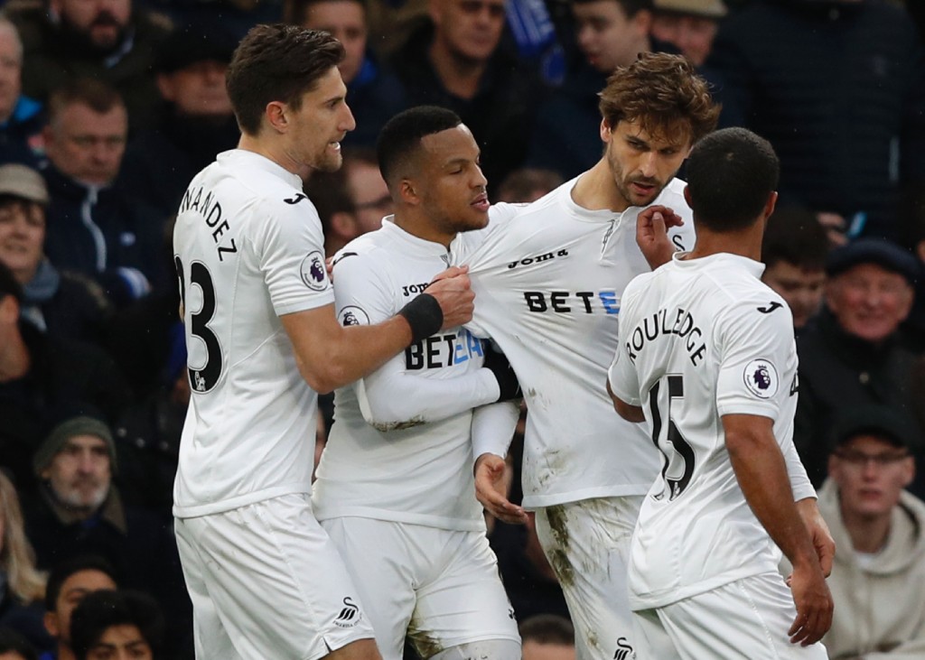 Swansea City's Spanish striker Fernando Llorente (R) celebrates scoring an equalising goal during the English Premier League football match between Chelsea and Swansea at Stamford Bridge in London on February 25, 2017. / AFP / Adrian DENNIS / RESTRICTED TO EDITORIAL USE. No use with unauthorized audio, video, data, fixture lists, club/league logos or 'live' services. Online in-match use limited to 75 images, no video emulation. No use in betting, games or single club/league/player publications. / (Photo credit should read ADRIAN DENNIS/AFP/Getty Images)