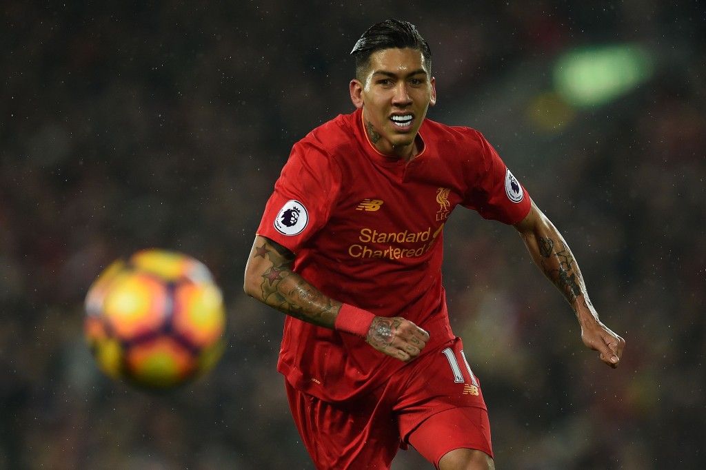 Liverpool's Brazilian midfielder Roberto Firmino chanses the ball during the English Premier League football match between Liverpool and Chelsea at Anfield in Liverpool, north west England on January 31, 2017. / AFP / PAUL ELLIS / RESTRICTED TO EDITORIAL USE. No use with unauthorized audio, video, data, fixture lists, club/league logos or 'live' services. Online in-match use limited to 75 images, no video emulation. No use in betting, games or single club/league/player publications. / (Photo credit should read PAUL ELLIS/AFP/Getty Images)