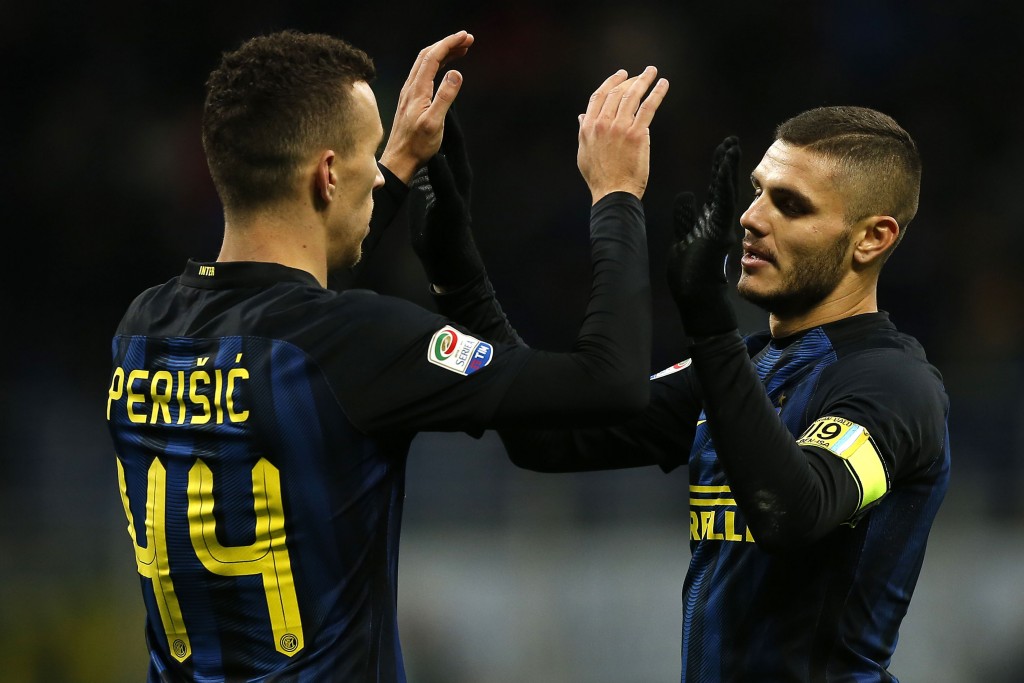 Inter Milan's Argentinian forward Mauro Emanuel Icardi (R) celebrates with his teammate Croatian forward Ivan Perisic (L) after scoring a goal during the Italian Serie A football match between Inter Milan and Fiorentina on November 28, 2016 at the San Siro Stadium in Milan. / AFP / MARCO BERTORELLO (Photo credit should read MARCO BERTORELLO/AFP/Getty Images)
