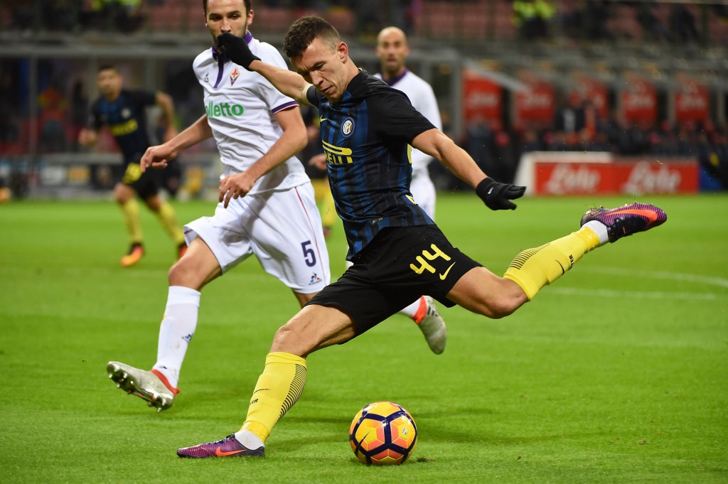 MILAN, ITALY - NOVEMBER 28: Ivan Perisic of FC Internazionale kicks the ball during the Serie A match between FC Internazionale and ACF Fiorentina at Stadio Giuseppe Meazza on November 28, 2016 in Milan, Italy. (Photo by Pier Marco Tacca/Getty Images)