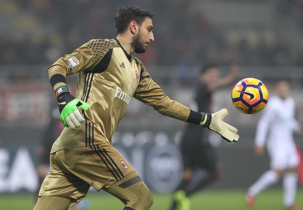 MILAN, ITALY - FEBRUARY 19: Gianluigi Donnarumma of AC Milan in action during the Serie A match between AC Milan and ACF Fiorentina at Stadio Giuseppe Meazza on February 19, 2017 in Milan, Italy. (Photo by Marco Luzzani/Getty Images)
