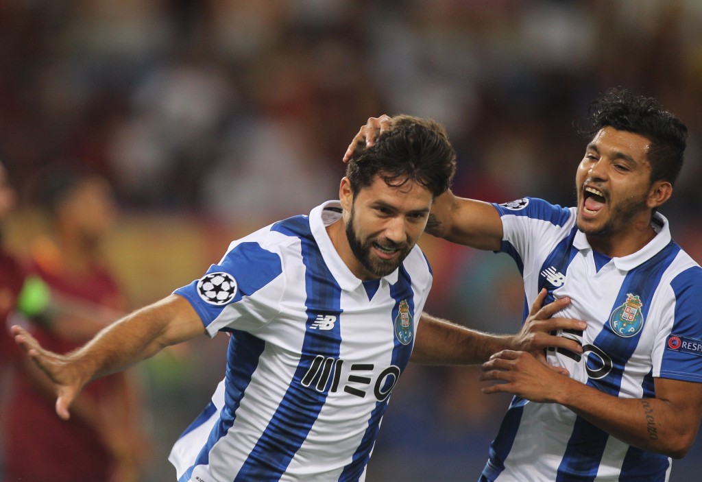 ROME, ITALY - AUGUST 23: Felipe (L) with his teammates of FC Porto celebrates after scoring the opening goal during the UEFA Champions League qualifying playoff round second leg match between AS Roma and FC Porto at Stadio Olimpico on August 23, 2016 in Rome, Italy. (Photo by Paolo Bruno/Getty Images)