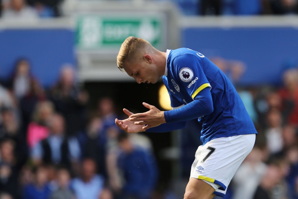 Everton's Spanish midfielder Gerard Deulofeu reacts after missing a chance during the English Premier League football match between Everton and Tottenham Hotspur at Goodison Park in Liverpool, north west England on August 13, 2016. / AFP / GEOFF CADDICK / RESTRICTED TO EDITORIAL USE. No use with unauthorized audio, video, data, fixture lists, club/league logos or 'live' services. Online in-match use limited to 75 images, no video emulation. No use in betting, games or single club/league/player publications. / (Photo credit should read GEOFF CADDICK/AFP/Getty Images)