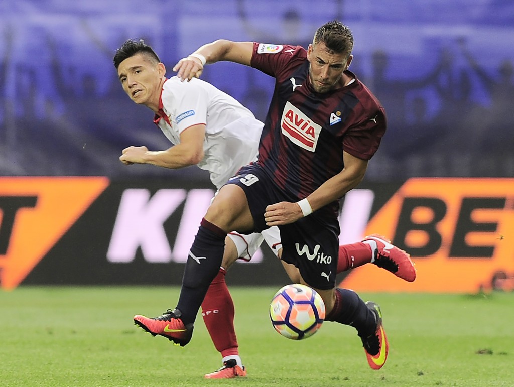 Sevilla's Argentinian defender Gabriel Mercado (L) vies with Eibar's forward Sergi Enrich during the Spanish league football match SD Eibar vs Sevilla FC at the Ipurua stadium in Eibar on September 17, 2016. / AFP / ANDER GILLENEA (Photo credit should read ANDER GILLENEA/AFP/Getty Images)