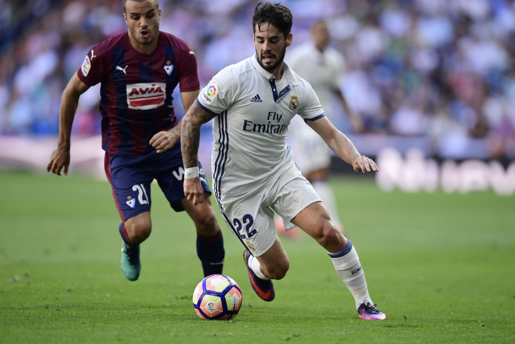 Real Madrid's midfielder Isco (R) vies with Eibar's midfielder Pedro Leon during the Spanish league football match Real Madrid CF vs SD Eibar at the Santiago Bernabeu stadium in Madrid on October 2, 2016. / AFP / JAVIER SORIANO (Photo credit should read JAVIER SORIANO/AFP/Getty Images)