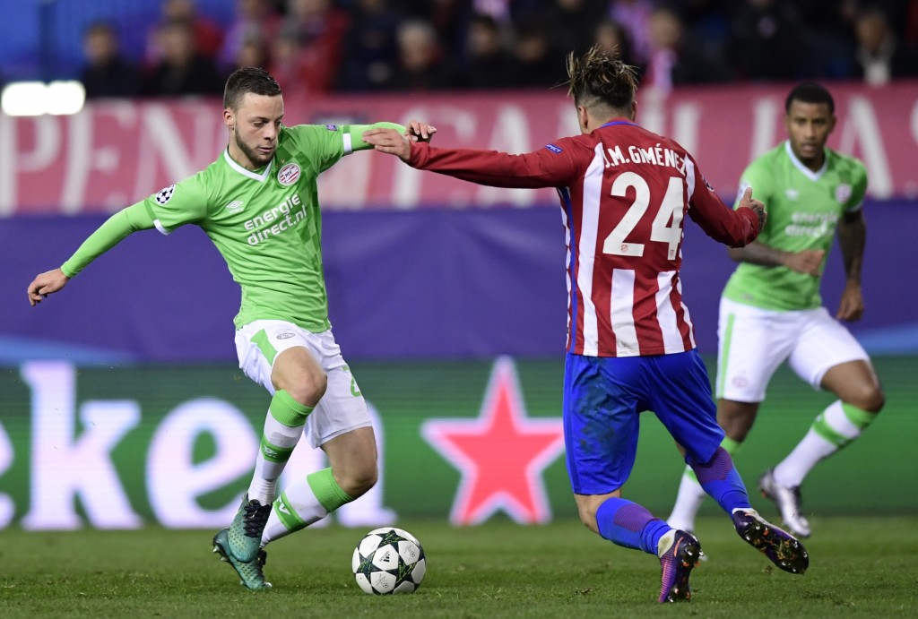 PSV Eindhoven's midfielder Bart Ramselaar (L) vies with Atletico Madrid's Uruguayan defender Jose Maria Gimenez during the UEFA Champions League Group D football match Club Atletico de Madrid vs PSV Eindhoven at the Vicente Calderon stadium in Madrid on November 23, 2016. / AFP / JAVIER SORIANO (Photo credit should read JAVIER SORIANO/AFP/Getty Images)