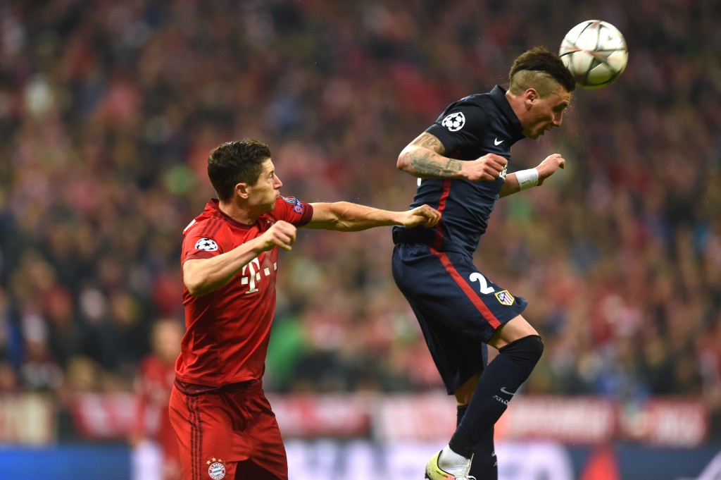 Bayern Munich's Polish striker Robert Lewandowski (L) and Atletico Madrid's Uruguayan defender Jose Maria Gimenez fight for the ball during the UEFA Champions League semi-final, second-leg football match between FC Bayern Munich and Atletico Madrid in Munich, southern Germany, on May 3, 2016. / AFP / Christof Stache (Photo credit should read CHRISTOF STACHE/AFP/Getty Images)