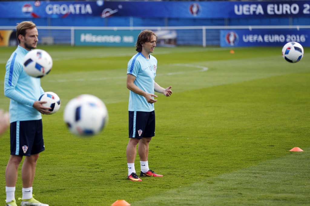 Croatia's midfielder Ivan Rakitic (L) and Croatia's midfielder Luka Modric attend a training session in Deauville on June 23, 2016, during the Euro 2016 football tournament. / AFP / CHARLY TRIBALLEAU (Photo credit should read CHARLY TRIBALLEAU/AFP/Getty Images)