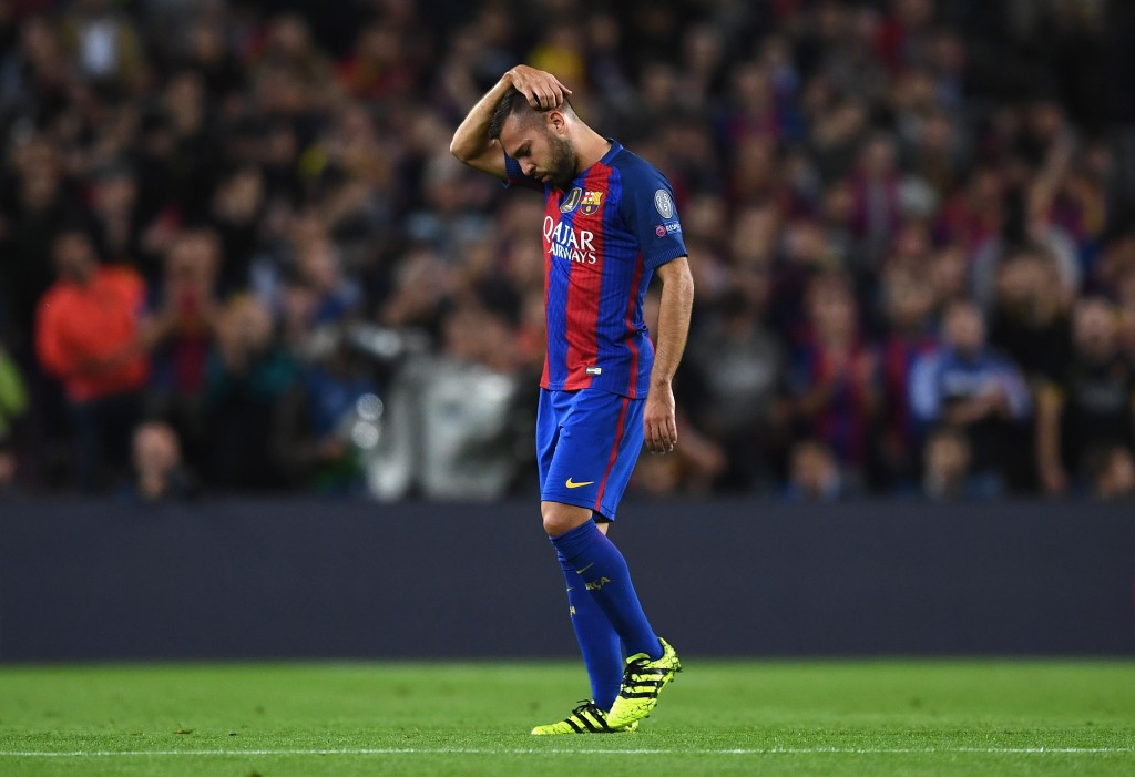 BARCELONA, SPAIN - OCTOBER 19: Jordi Alba of Barcelona leaves the pitch due to an injury during the UEFA Champions League group C match between FC Barcelona and Manchester City FC at Camp Nou on October 19, 2016 in Barcelona, Spain. (Photo by David Ramos/Getty Images)