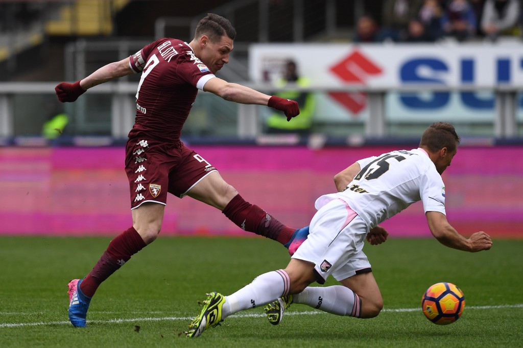 TURIN, ITALY - MARCH 05: Andrea Belotti (L) of FC Torino in action against Thiago Cionek of US Citta di Palermo during the Serie A match between FC Torino and US Citta di Palermo at Stadio Olimpico di Torino on March 5, 2017 in Turin, Italy. (Photo by Valerio Pennicino/Getty Images)