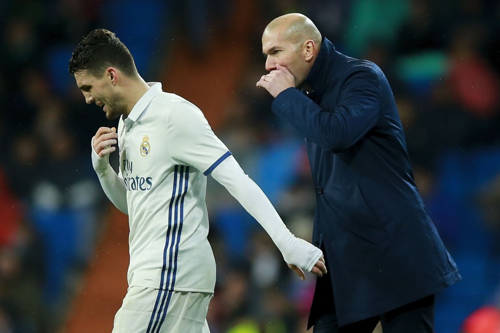MADRID, SPAIN - JANUARY 29: Head coach Zinedine Zidane (L) of Real Madrid CF gives instructions to his player Mateo Kovacic (L) during the La Liga match between Real Madrid CF and Real Sociedad de Futbol at Estadio Santiago Bernabeu on January 29, 2017 in Madrid, Spain. (Photo by Gonzalo Arroyo Moreno/Getty Images)