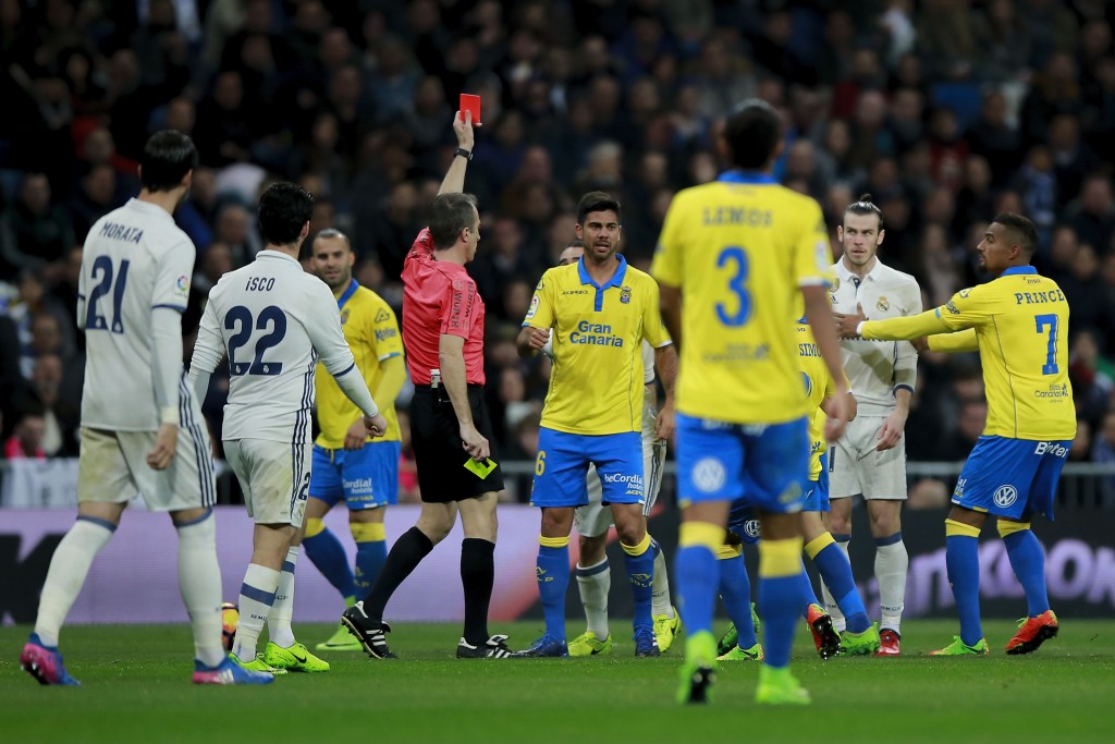 MADRID, SPAIN - MARCH 01: Referee David Fernandez Borbalan (L) shows the red card to Gareth Bale (R) of Real Madrid CF during the La Liga match between Real Madrid CF and UD Las Palmas at Estadio Santiago Bernabeu on March 1, 2017 in Madrid, Spain. (Photo by Gonzalo Arroyo Moreno/Getty Images)