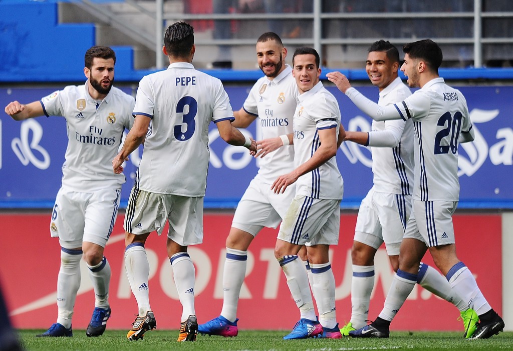EIBAR, SPAIN - MARCH 04: Karim Benzema of Real Madrid celebrates with Pepe after scoring Real's 2nd goal during the La Liga match between SD Eibar and Real Madrid CF at Estadio Municipal de Ipurua on March 4, 2017 in Eibar, Spain. (Photo by Denis Doyle/Getty Images)