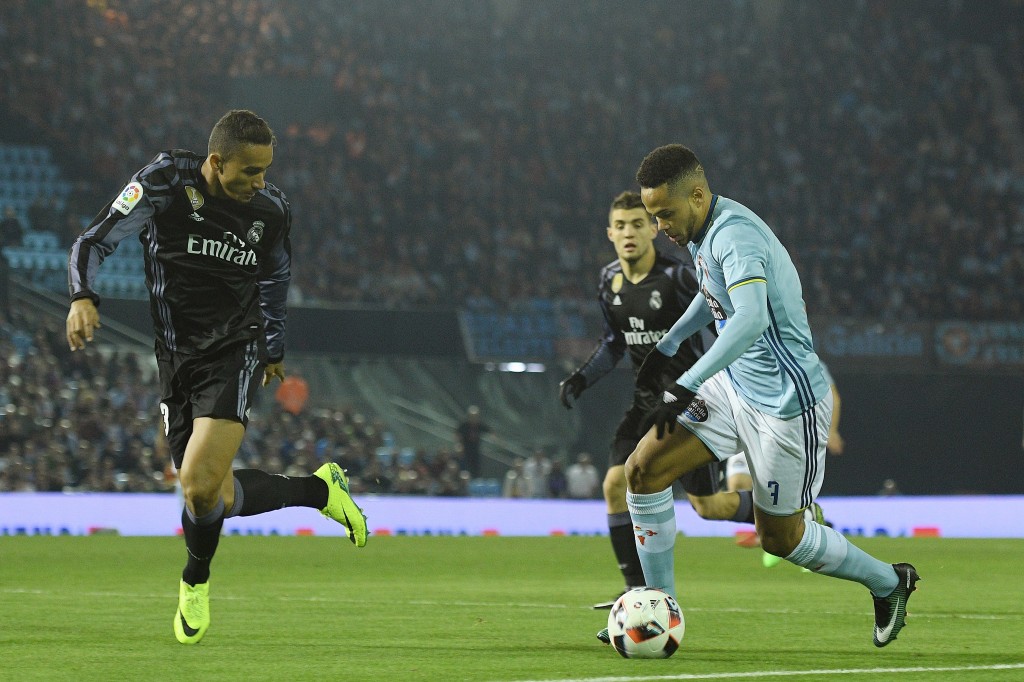 VIGO, SPAIN - JANUARY 25: Theo Bongonda of Celta de Vigo competes for the ball with Danilo of Real Madrid during the Copa del Rey quarter-final second leg match between Real Club Celta de Vigo and Real Madrid Club de Futbol at Municipal de Balaidos stadium on January 25, 2017 in Vigo, Spain. (Photo by Octavio Passos/Getty Images)