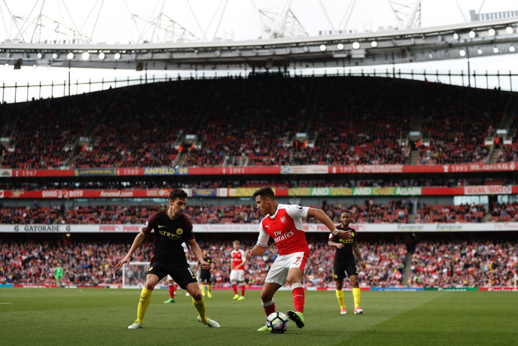 Arsenal's Chilean striker Alexis Sanchez (C) vies with Manchester City's Spanish midfielder Jesus Navas (L) during the English Premier League football match between Arsenal and Manchester City at the Emirates Stadium in London on April 2, 2017. / AFP PHOTO / Adrian DENNIS / RESTRICTED TO EDITORIAL USE. No use with unauthorized audio, video, data, fixture lists, club/league logos or 'live' services. Online in-match use limited to 75 images, no video emulation. No use in betting, games or single club/league/player publications. / (Photo credit should read ADRIAN DENNIS/AFP/Getty Images)