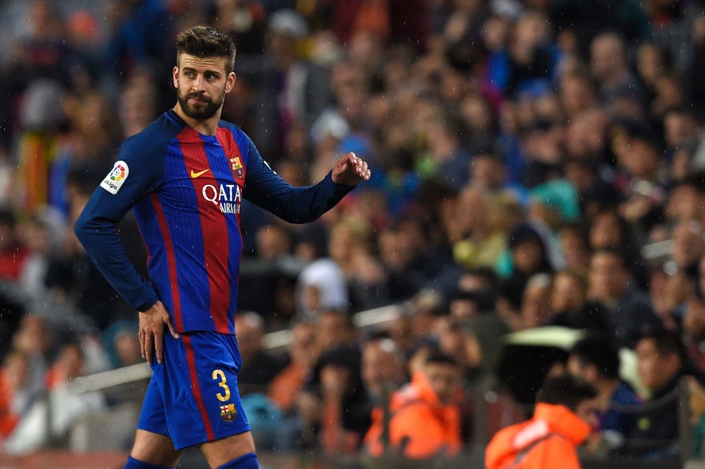 Barcelona's defender Gerard Pique leaves the pitch during the Spanish league football match FC Barcelona vs Sevilla FC at the Camp Nou stadium in Barcelona on April 5, 2017. / AFP PHOTO / LLUIS GENE (Photo credit should read LLUIS GENE/AFP/Getty Images)