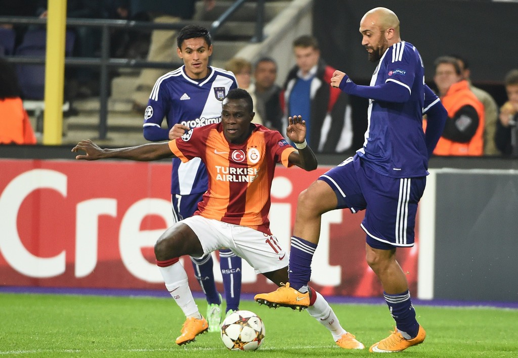 Galatasaray's forward from Portugal Armindo Bruma vies with Anderlecht's midfielder from Honduras Andy Najar (L) and Anderlecht's defender Anthony Vanden Borre during the UEFA Champions League football match between Anderlecht and Galatasaray in Brussels, November 26, 2014. AFP PHOTO/Emmanuel Dunand (Photo credit should read EMMANUEL DUNAND/AFP/Getty Images)