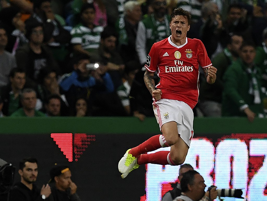 Benfica's Swedish defender Victor Nilsson-Lindelof celebrates after scoring the equalizer goal during the Portuguese league football match Sporting CP vs SL Benfica at the Alvalade stadium in Lisbon on April 22, 2017. / AFP PHOTO / FRANCISCO LEONG (Photo credit should read FRANCISCO LEONG/AFP/Getty Images)