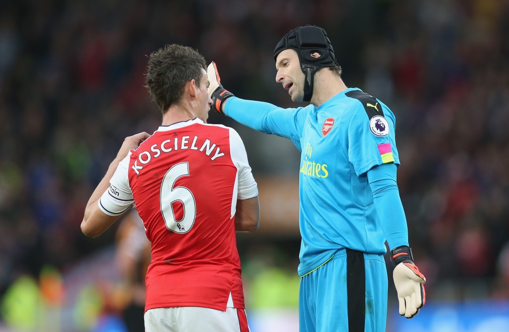 HULL, ENGLAND - SEPTEMBER 17: Laurent Koscielny of Arsenal (L) and Petr Cech of Arsenal (R) speak during the Premier League match between Hull City and Arsenal at KCOM Stadium on September 17, 2016 in Hull, England. (Photo by Alex Morton/Getty Images)