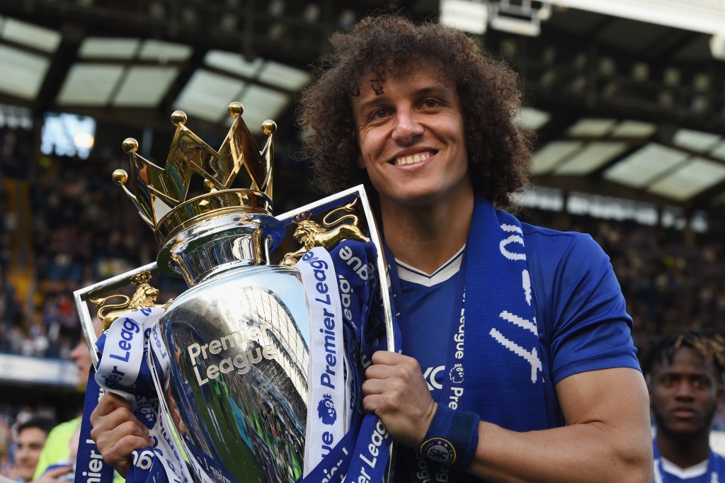 LONDON, ENGLAND - MAY 21: David Luiz of Chelsea poses with the Premier League trophy after the Premier League match between Chelsea and Sunderland at Stamford Bridge on May 21, 2017 in London, England. (Photo by Michael Regan/Getty Images)
