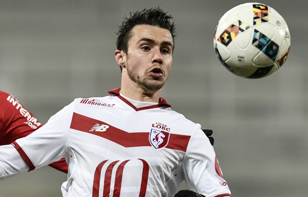 Dijon's French midfielder Pierre Lees-Melou (L) vies with Lille's French defender Sebastien Corchia (R) during the French L1 football match Dijon (DFCO) vs Lille (LOSC) on January 21, 2017, at the Gaston-Gerard Stadium in Dijon, central France. / AFP / JEFF PACHOUD (Photo credit should read JEFF PACHOUD/AFP/Getty Images)