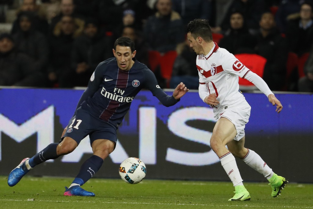 Paris Saint-Germain's Argentinian forward Angel Di Maria (L) drives the ball next to Lille's French defender Sebastien Corchia during the French L1 football match between Paris Saint-Germain (PSG) and Lille (LOSC) on February 7, 2017 at the Parc des Princes stadium in Paris. / AFP / THOMAS SAMSON (Photo credit should read THOMAS SAMSON/AFP/Getty Images)