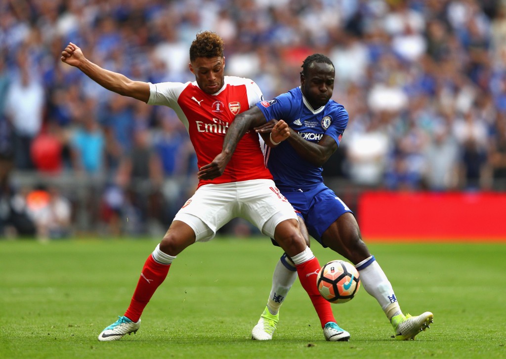 LONDON, ENGLAND - MAY 27: Alex Oxlade-Chamberlain of Arsenal and Victor Moses of Chelsea battle for the ball during The Emirates FA Cup Final between Arsenal and Chelsea at Wembley Stadium on May 27, 2017 in London, England. (Photo by Ian Walton/Getty Images)