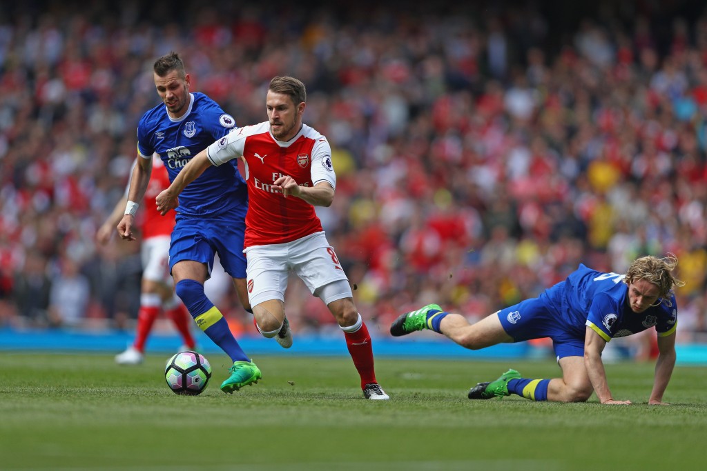 LONDON, ENGLAND - MAY 21: Morgan Schneiderlin of Everton and Tom Davies of Everton close down Aaron Ramsey of Arsenal during the Premier League match between Arsenal and Everton at Emirates Stadium on May 21, 2017 in London, England. (Photo by Paul Gilham/Getty Images)