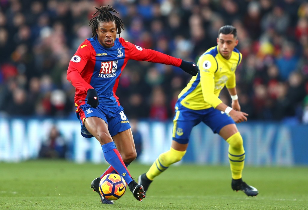 LONDON, ENGLAND - JANUARY 21: Loic Remy of Crystal Palace (L) on the ball during the Premier League match between Crystal Palace and Everton at Selhurst Park on January 21, 2017 in London, England. (Photo by Clive Rose/Getty Images)
