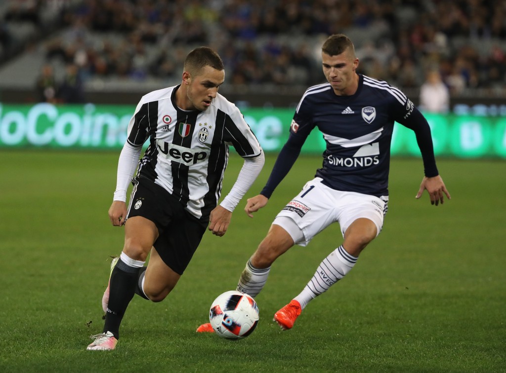 MELBOURNE, AUSTRALIA - JULY 23: Pol Mikel Lirola Kosok of Juventus is pressured by Mitch Austin of the Melbourne Victory during the 2016 International Champions Cup Australia match between Melbourne Victory FC and Juventus FC at Melbourne Cricket Ground on July 23, 2016 in Melbourne, Australia. (Photo by Robert Cianflone/Getty Images)