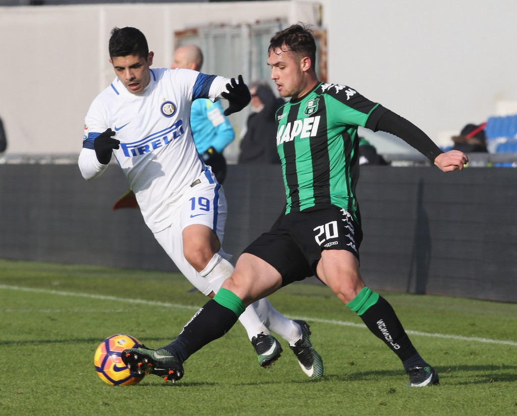 REGGIO NELL'EMILIA, ITALY - DECEMBER 18: Pol Lirola of Sassuolo competes for the ball with Ever Banega of Inter during the Serie A match between US Sassuolo and FC Internazionale at Mapei Stadium - Citta' del Tricolore on December 18, 2016 in Reggio nell'Emilia, Italy. (Photo by Maurizio Lagana/Getty Images)