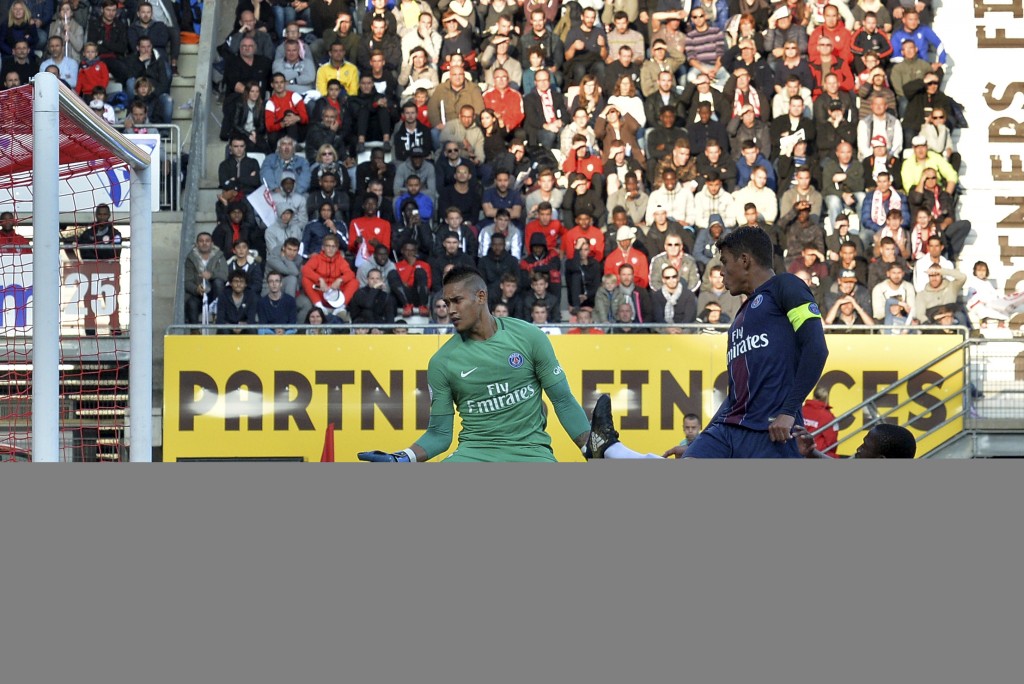 Nancy's French forward Junior Dale (R) vies with Paris Saint-Germain's Brazilian defender Thiago Silva (C) and Paris Saint-Germain's French goalkeeper Alphonse Areola during the French L1 football match between Nancy (ASNL) and Paris (PSG) on October 15, 2016, at Marcel Picot stadium in Tomblaine, eastern France. / AFP / PATRICK HERTZOG (Photo credit should read PATRICK HERTZOG/AFP/Getty Images)