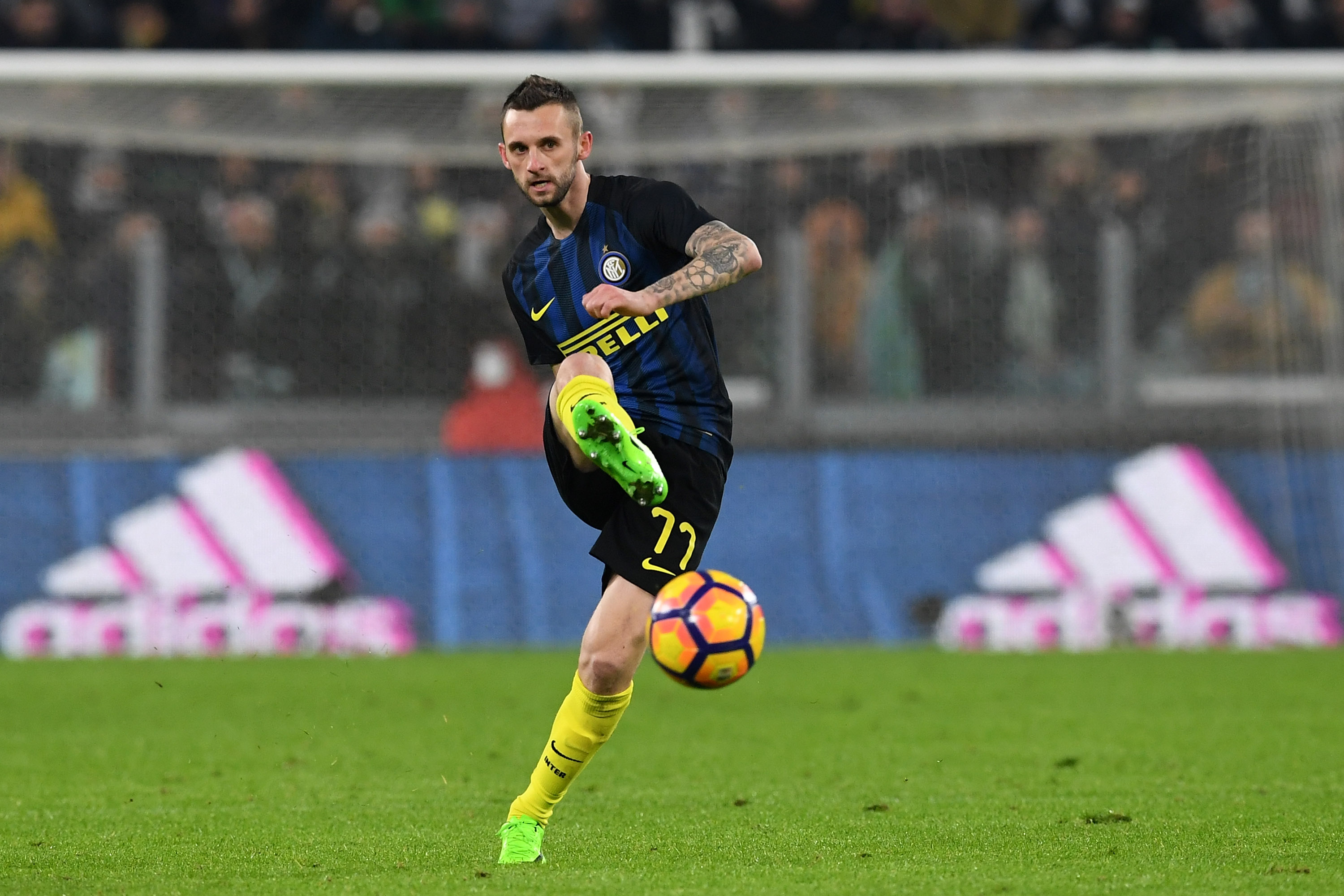 TURIN, ITALY - FEBRUARY 05: Marcelo Brozovic of FC Internazionale in action during the Serie A match between Juventus FC and FC Internazionale at Juventus Stadium on February 5, 2017 in Turin, Italy. (Photo by Valerio Pennicino/Getty Images)