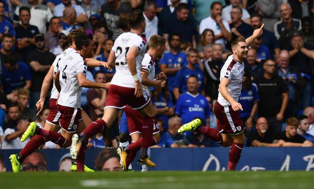 LONDON, ENGLAND - AUGUST 12: Sam Vokes of Burnley celebrates scoring his sides third goal with his Burnley team mates during the Premier League match between Chelsea and Burnley at Stamford Bridge on August 12, 2017 in London, England. (Photo by Dan Mullan/Getty Images)