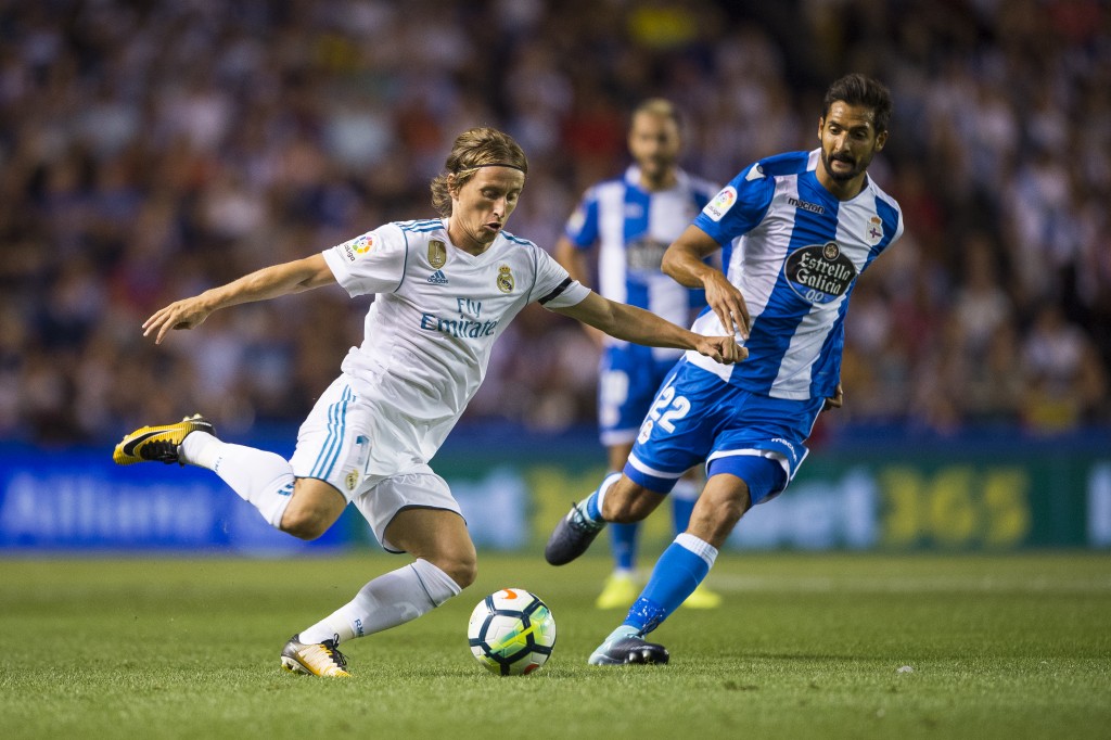 LA CORUNA, SPAIN - AUGUST 20: Celso Borges of RC Deportivo La Coruna competes for the ball with Luka Modric of Real Madrid during the La Liga match between Deportivo La Coruna and Real Madrid at Riazor Stadium on August 20, 2017 in La Coruna, Spain. (Photo by Octavio Passos/Getty Images)