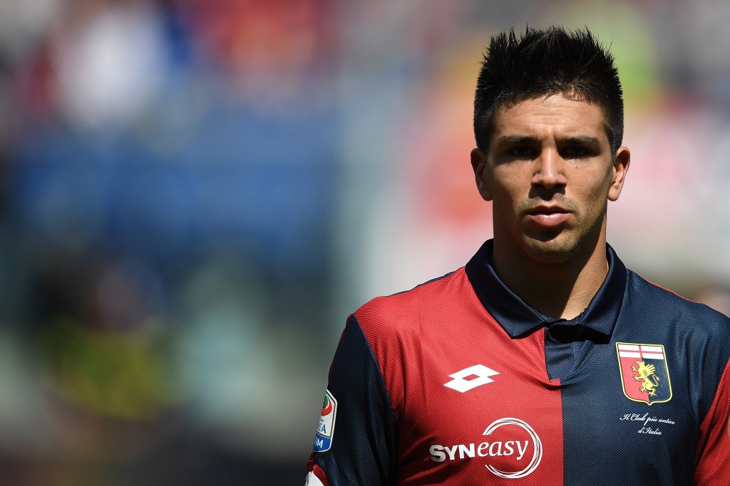 GENOA, ITALY - APRIL 30: Giovanni Simeone of Genoa CFC looks on during the Serie A match between Genoa CFC and AC ChievoVerona at Stadio Luigi Ferraris on April 30, 2017 in Genoa, Italy. (Photo by Valerio Pennicino/Getty Images)