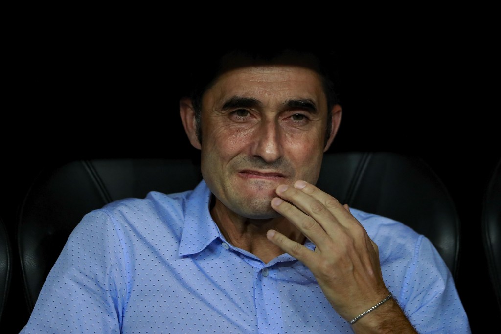 MADRID, SPAIN - AUGUST 16: Head coach Ernesto Valverde of FC Barcelona reacts sitted on the bench prior to start the Supercopa de Espana Final 2nd Leg match between Real Madrid and FC Barcelona at Estadio Santiago Bernabeu on August 16, 2017 in Madrid, Spain. (Photo by Gonzalo Arroyo Moreno/Getty Images)